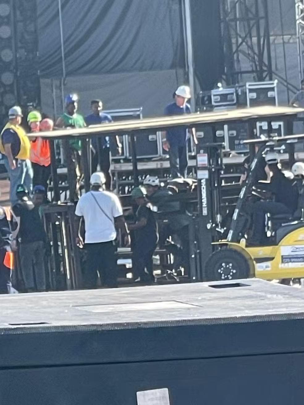 Um trabalhador morreu durante a montagem do palco para o show da Shakira, em Copacabana, na Zona Sul do Rio de Janeiro.