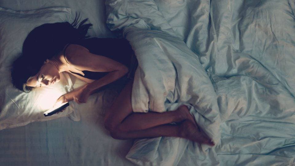 Cansado, mas sem conseguir dormir? Entenda por que o cérebro continua em estado de alerta