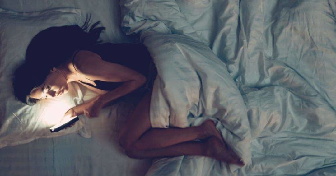 Cansado, mas sem conseguir dormir? Entenda por que o cérebro continua em estado de alerta